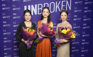 (Izq. a der.) Rachel Chen, violista de la Orquesta de Shen Yun; Angela Lin, primera bailarina de Shen Yun; y Alison Chen, exbailarina de Shen Yun. (Samira Bouaou/The Epoch Times)