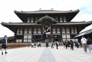 Cerca, en Nara, encuentran ejemplos de la influencia de la antigua China en Tōdai-ji, un templo construido al estilo de la dinastía Tang de China.