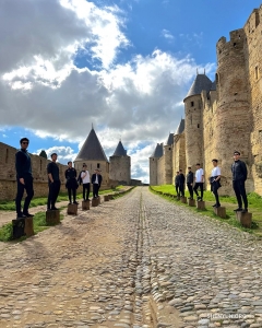 Los bailarines hacen guardia en la Cité de Carcassonne, una ciudadela medieval y Patrimonio Mundial de la UNESCO en la ciudad francesa de Carcassonne.