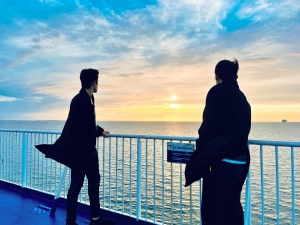 Estos bailarines disfrutaron del agua en un barco, en un tranquilo viaje en ferry que los llevó de Alemania a Dinamarca.